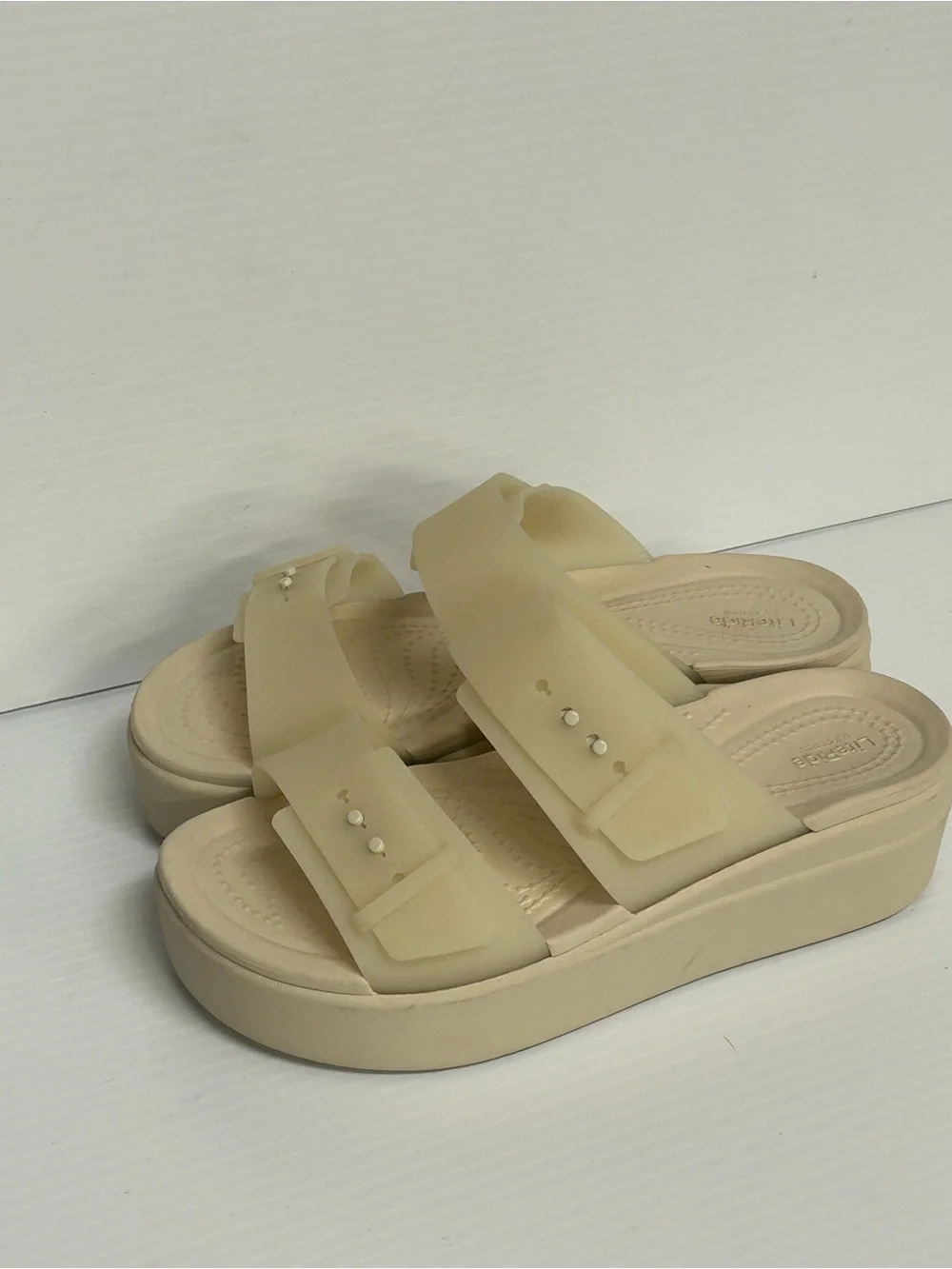 CROCS BROOKLYN BUCKLE LOW WEDGE SLIP ON SANDALS SANDSTONE SZ 7